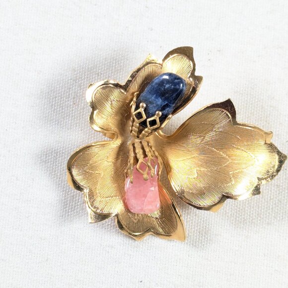 Gold tone metal leaf brooch with blue and pink stones - Picture 4 of 6
